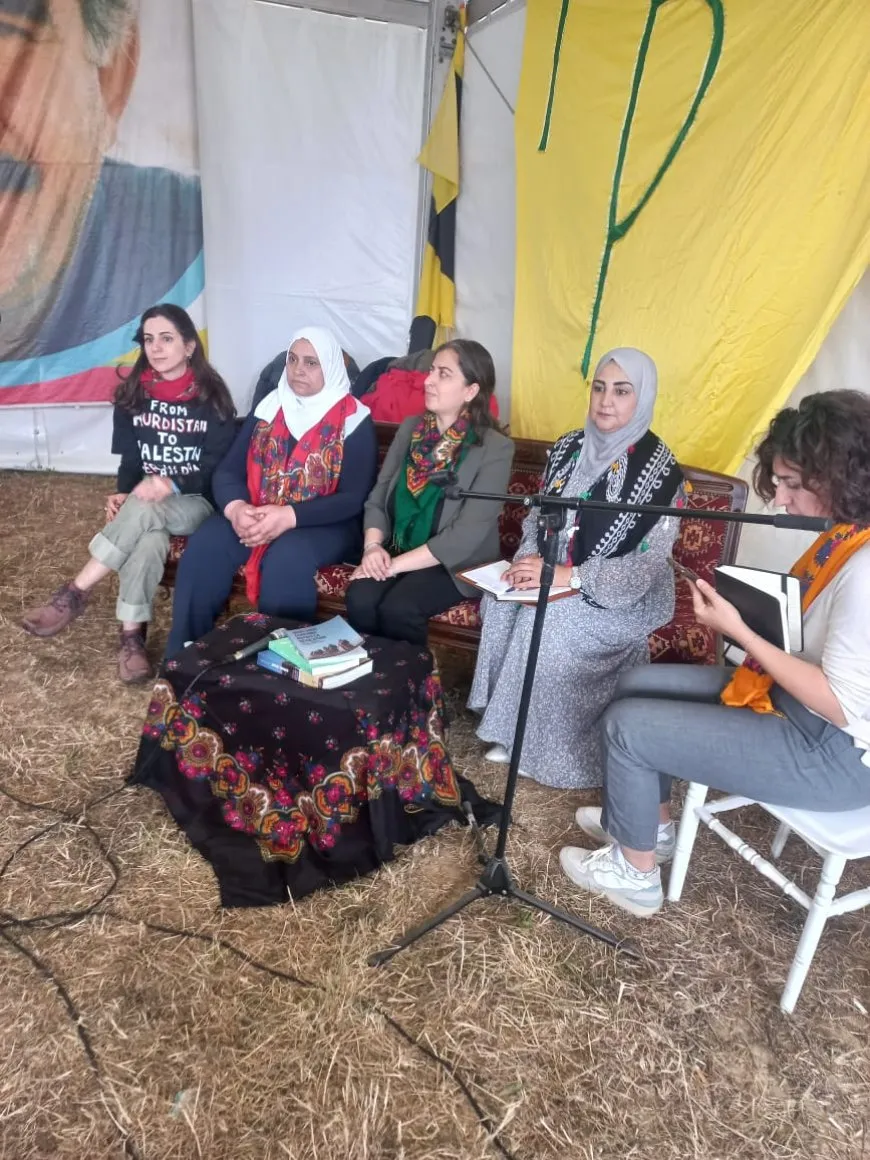 الوفد النسائي لشمال وشرق سوريا يحاضر في مهرجان "عيد الإنسانية" بفرنسا