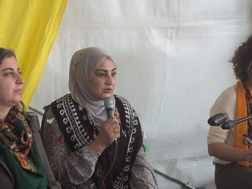 الوفد النسائي لشمال وشرق سوريا يحاضر في مهرجان "عيد الإنسانية" بفرنسا