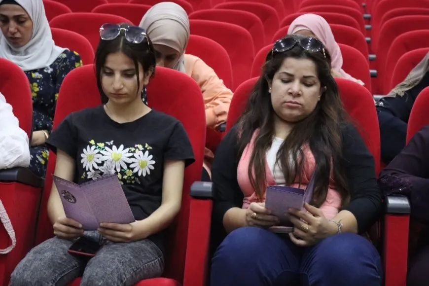 توزيع بروشور في الطبقة للمطالبة بحرية القائد عبد الله اوجلان