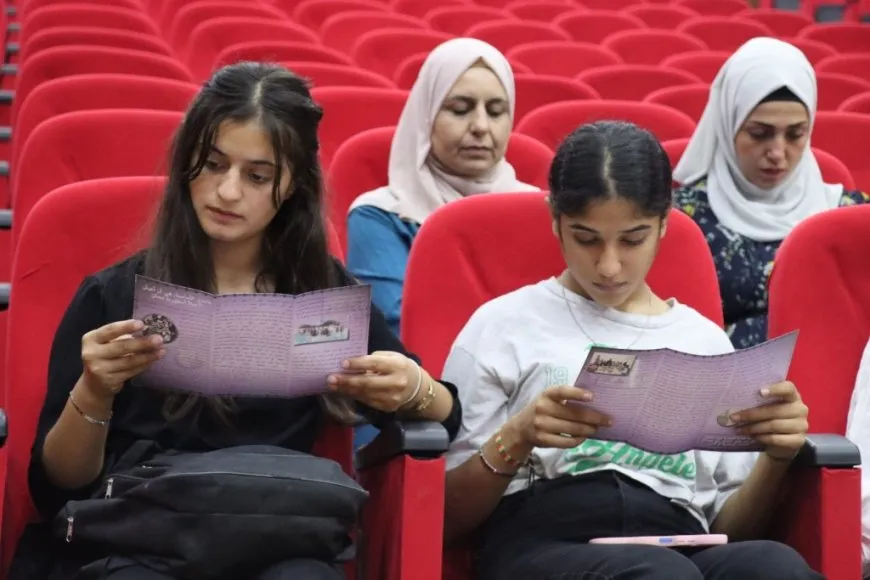 توزيع بروشور في الطبقة للمطالبة بحرية القائد عبد الله اوجلان