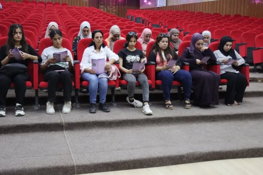 توزيع بروشور في الطبقة للمطالبة بحرية القائد عبد الله اوجلان