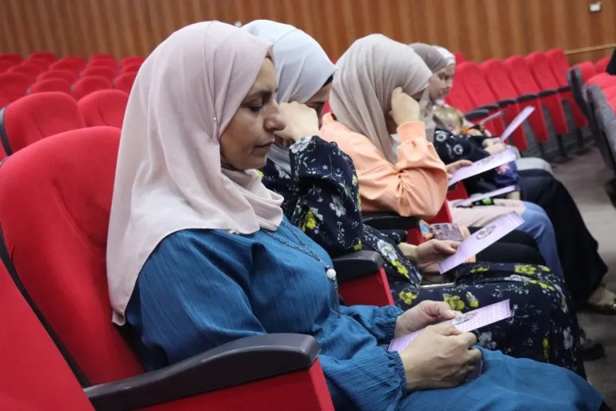 توزيع بروشور في الطبقة للمطالبة بحرية القائد عبد الله اوجلان