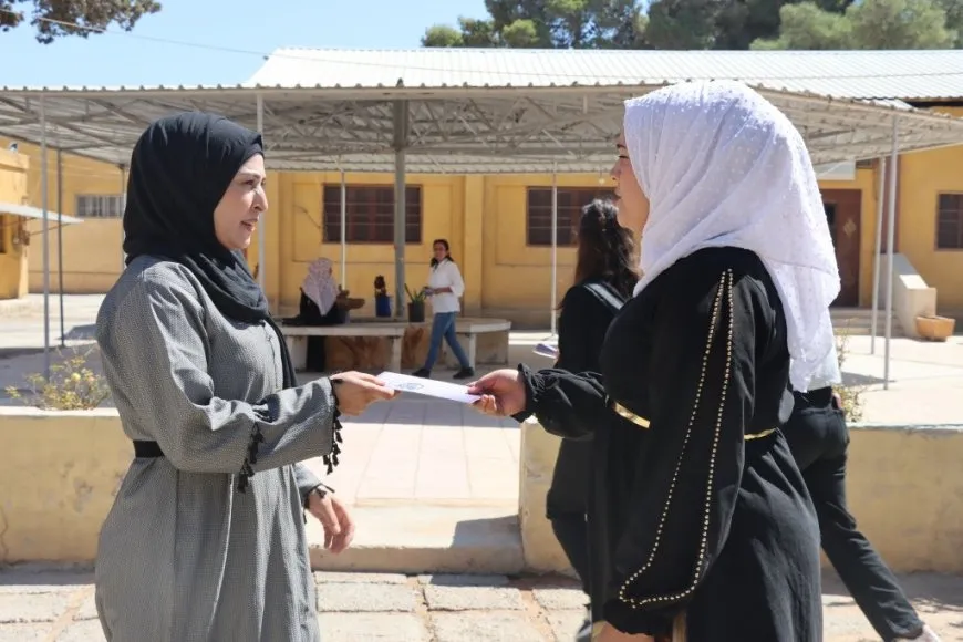 توزيع بروشور في الطبقة للمطالبة بحرية القائد عبد الله اوجلان