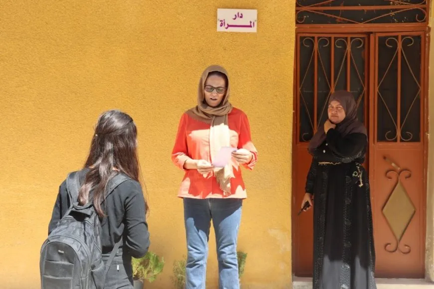 توزيع بروشور في الطبقة للمطالبة بحرية القائد عبد الله اوجلان