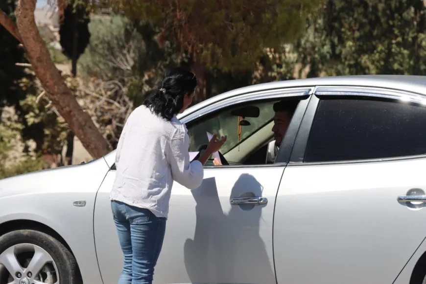 توزيع بروشور في الطبقة للمطالبة بحرية القائد عبد الله اوجلان