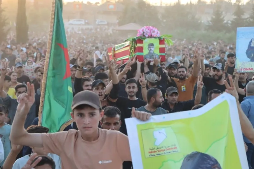 تشييع جثمان مقاتل من قسد في كوباني