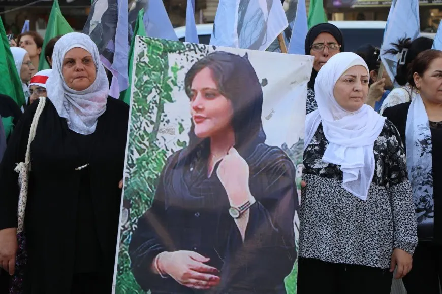 وقفة احتجاجية في حلب دعماً لانتفاضة "المرأة، الحياة، الحرية"