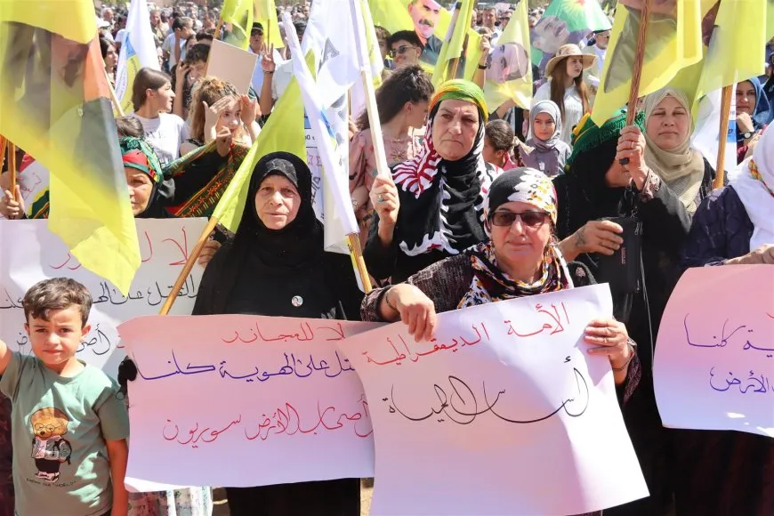 الآلاف في الجزيرة يؤكدون أن كفاحهم مستمر لبناء سوريا ديمقراطية لا مركزية 