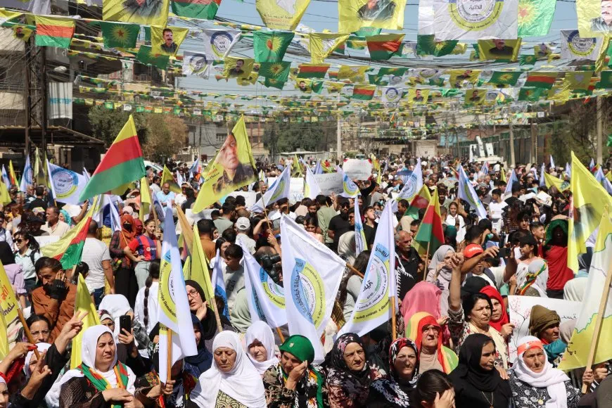 حشود غفيرة تؤكد: قوات سوريا الديمقراطية والإدارة الذاتية تمثلنا
