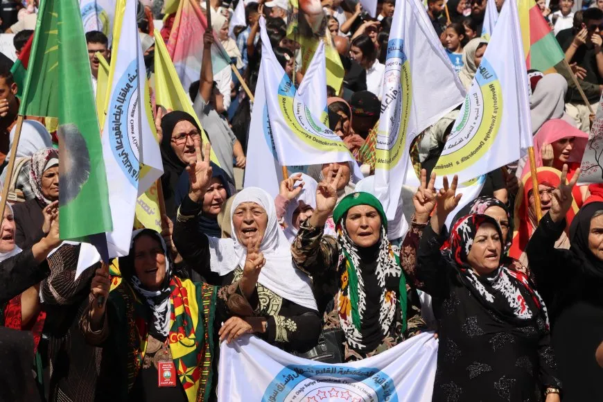 حشود غفيرة تؤكد: قوات سوريا الديمقراطية والإدارة الذاتية تمثلنا