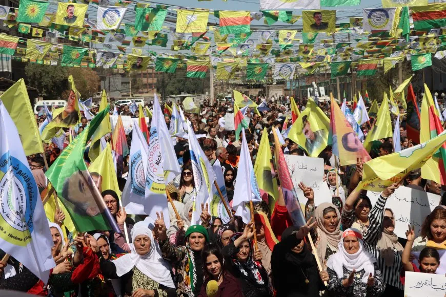 حشود غفيرة تؤكد: قوات سوريا الديمقراطية والإدارة الذاتية تمثلنا