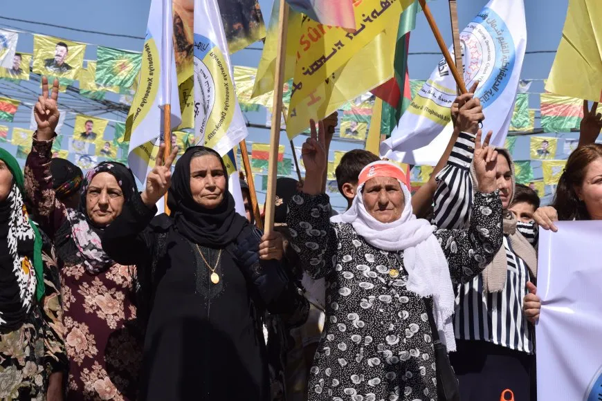 حشود غفيرة تؤكد: قوات سوريا الديمقراطية والإدارة الذاتية تمثلنا