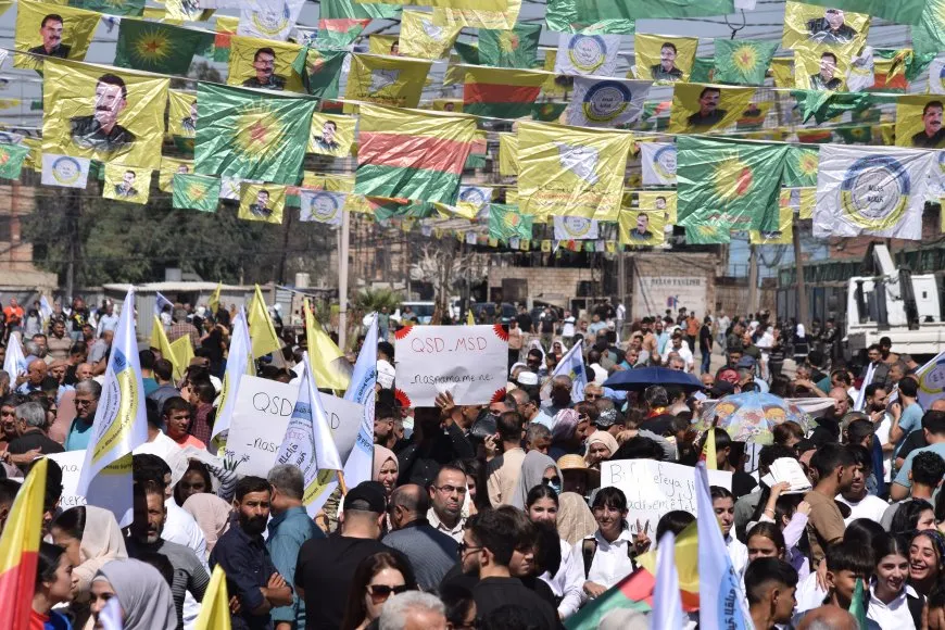 حشود غفيرة تؤكد: قوات سوريا الديمقراطية والإدارة الذاتية تمثلنا
