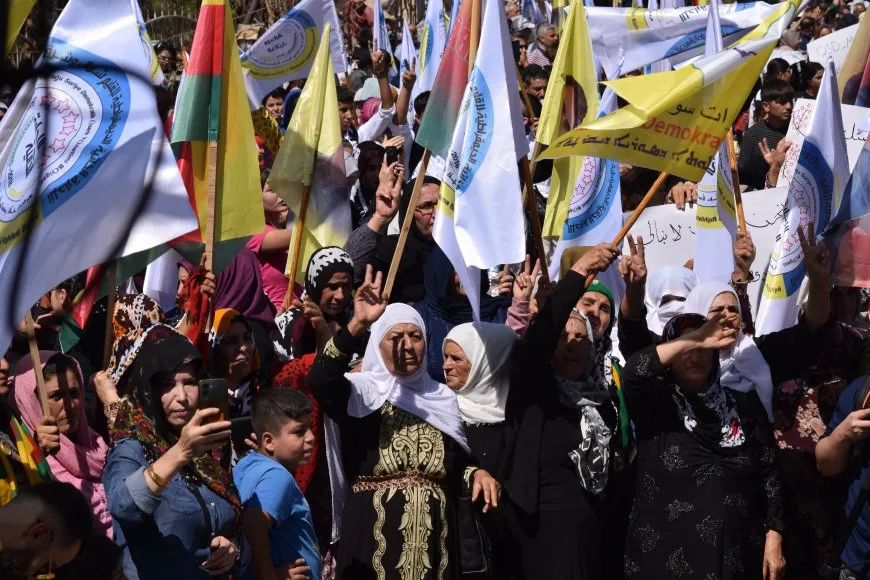 حشود غفيرة تؤكد: قوات سوريا الديمقراطية والإدارة الذاتية تمثلنا