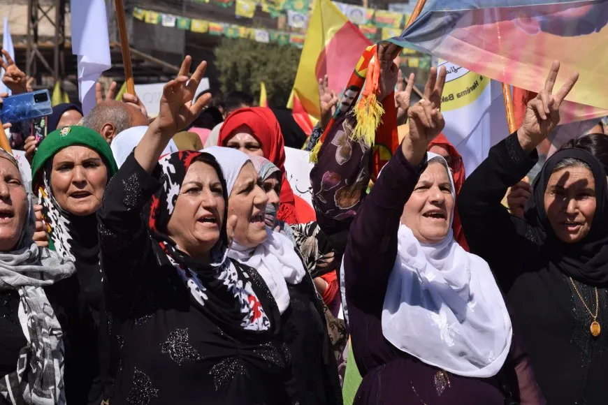 حشود غفيرة تؤكد: قوات سوريا الديمقراطية والإدارة الذاتية تمثلنا