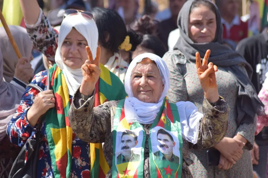 حشود غفيرة تؤكد: قوات سوريا الديمقراطية والإدارة الذاتية تمثلنا