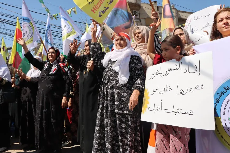 حشود غفيرة تؤكد: قوات سوريا الديمقراطية والإدارة الذاتية تمثلنا