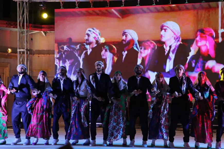 مهرجان الدبكة الشعبية في شمال وشرق سوريا يعيد إلى أم سبعينية ذكريات شبابها