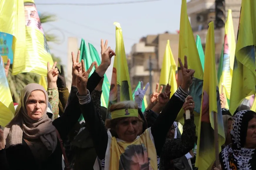 نساء مقاطعة الجزيرة تطالبن بالحرية الجسدية للقائد خلال مسيرة