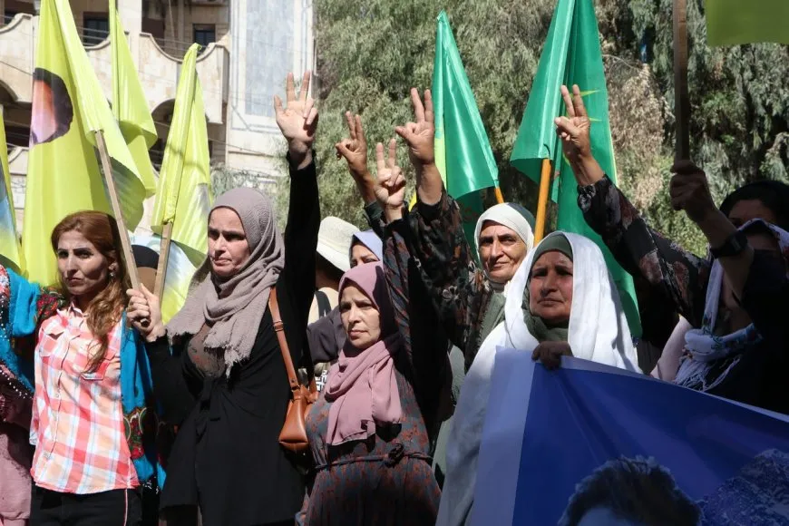 نساء مقاطعة الجزيرة تطالبن بالحرية الجسدية للقائد خلال مسيرة