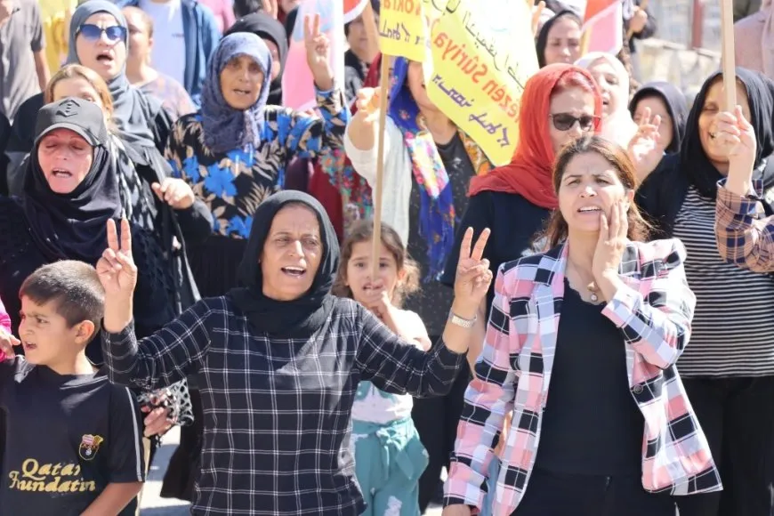 مسيرة في الطبقة دعماً لقوات سوريا الديمقراطية