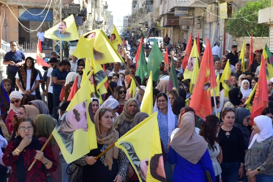 شبيبة وأهالي الدرباسية يتظاهرون من أجل حرية القائد عبد الله أوجلان الجسدية