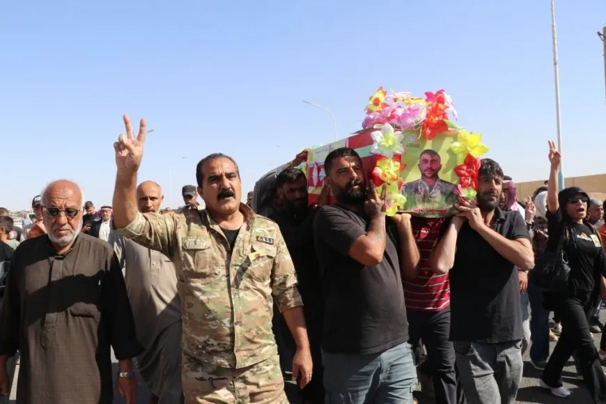 تشييع جثمان مقاتل من قسد إلى مثواه الأخير في الطبقة