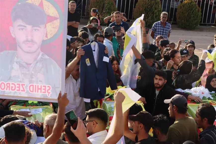‏تشييع جثامين 3 شهداء من قسد إلى مثواهم الأخير في ديرك