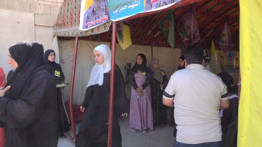 أهالي الرقة يقدّمون واجب العزاء لذوي أربعة شهداء في الرقة