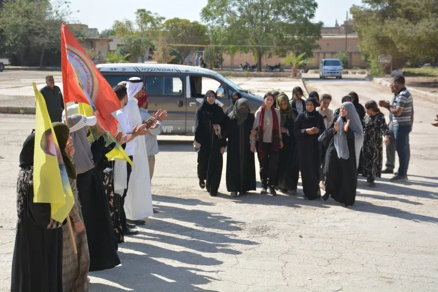 أهالي تل كوجر يقدّمون واجب العزاء لذوي مقاتل من قسد