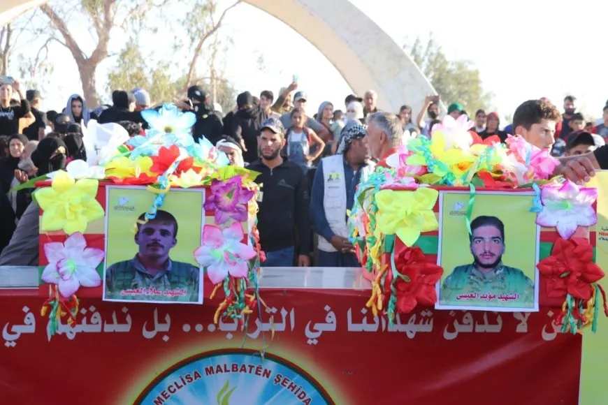 تشييع جثماني مقاتلين من قسد في مقاطعة الطبقة 