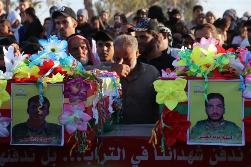تشييع جثماني مقاتلين من قسد في مقاطعة الطبقة 