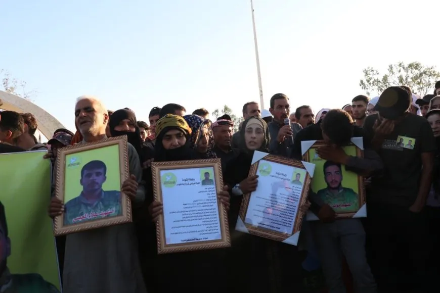 تشييع جثماني مقاتلين من قسد في مقاطعة الطبقة 