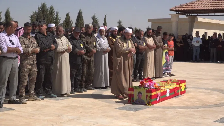 تشييع جثمان مقاتل قسد في مقاطعة الرقة