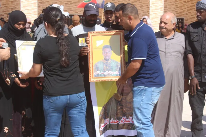 جثمان مقاتل من قسد يوارى الثرى في تل كوجر