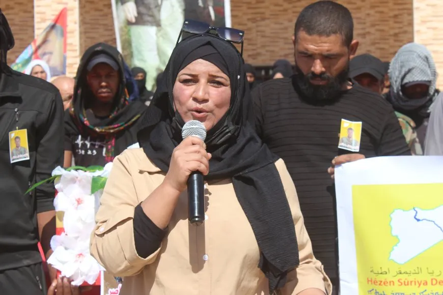جثمان مقاتل من قسد يوارى الثرى في تل كوجر