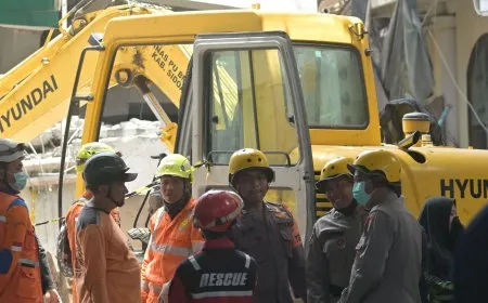ارتفاع ضحايا انهيار مدرسة في إندونيسيا إلى 5 قتلى و59 مفقوداً