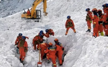 الصين تنقذ 350 سائحاً من الجانب التبتي لإيفرست عقب عاصفة ثلجية