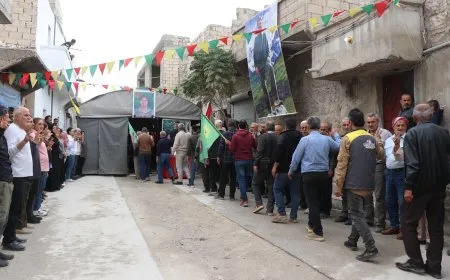 تقديم واجب العزاء لذوي مقاتلة في وحدات حماية المرأة