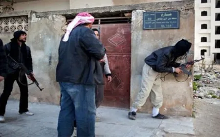 مسلحون يقتحمون أحد أحياء دمشق ويعتدون على المدنيين