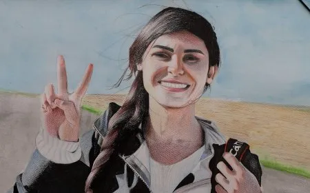 لوحة فنية تُجسد ابتسامة النصر وتُخلّد نضال الصحفية جيهان بلكين