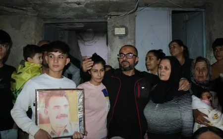 المناضل محمد رمزي يصل حي الشيخ مقصود بعد إطلاق سراحه