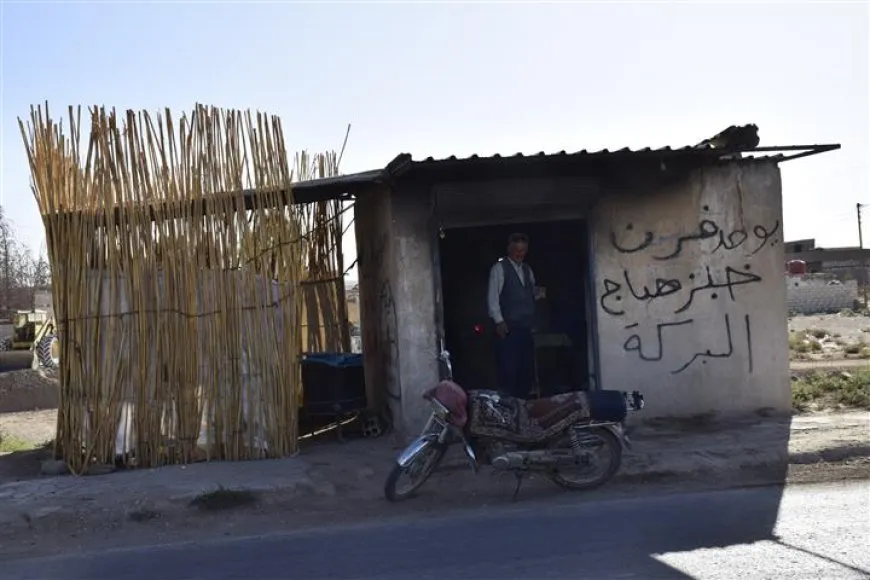 امرأة مهجّرة تواجه النزوح بصناعة الخبز على طريق سري كانيه المحتلة