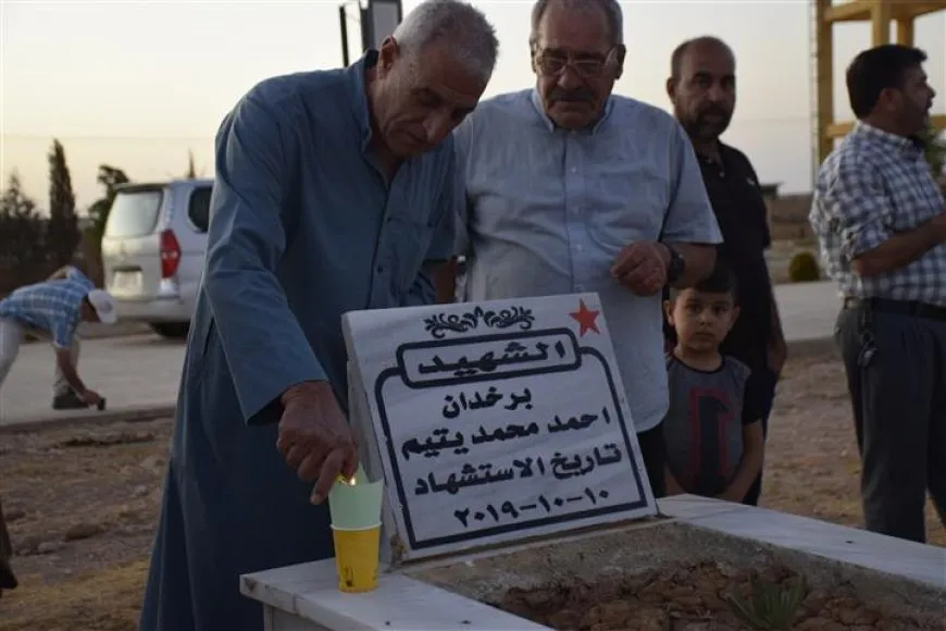 بمناسبة عيد المعلم العالمي.. إيقاد الشموع على أضرحة الشهداء