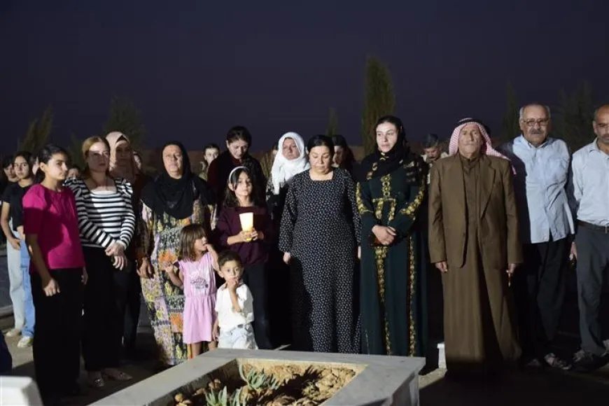 بمناسبة عيد المعلم العالمي.. إيقاد الشموع على أضرحة الشهداء