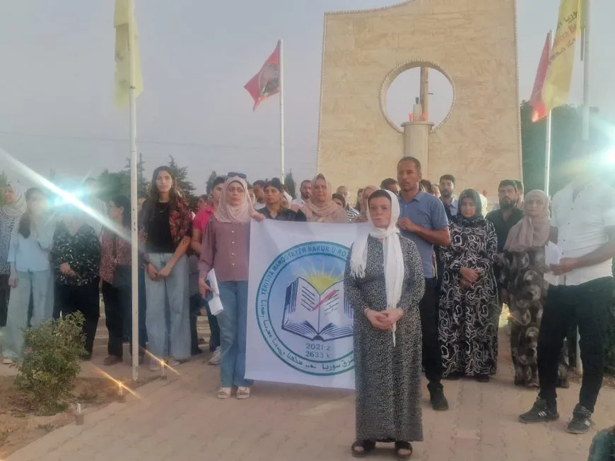 بمناسبة عيد المعلم العالمي.. إيقاد الشموع على أضرحة الشهداء
