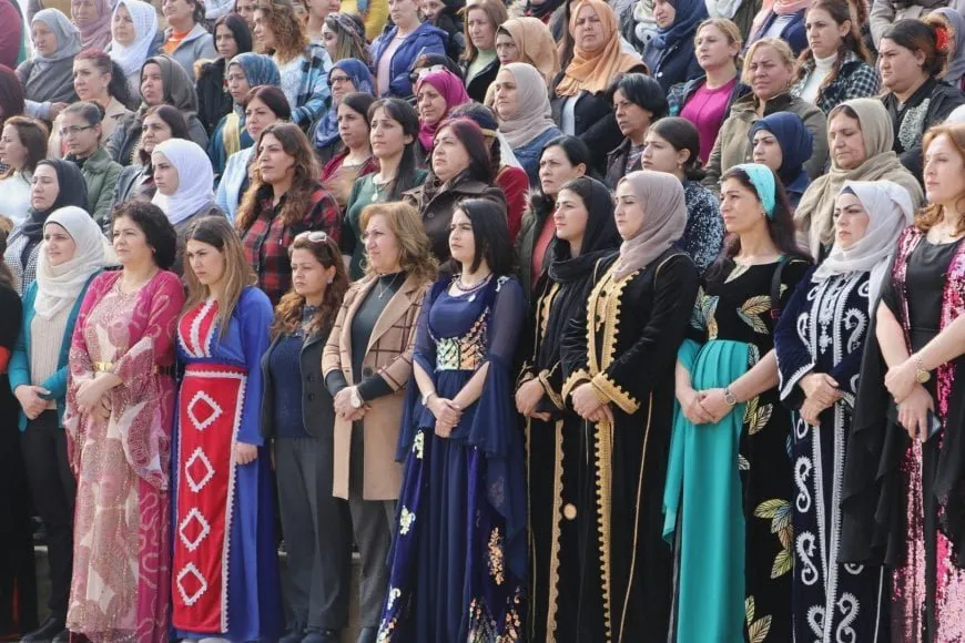الحكومة الانتقالية تتجاهل 8 آذار وتُقصي المرأة السورية من الحياة السياسية