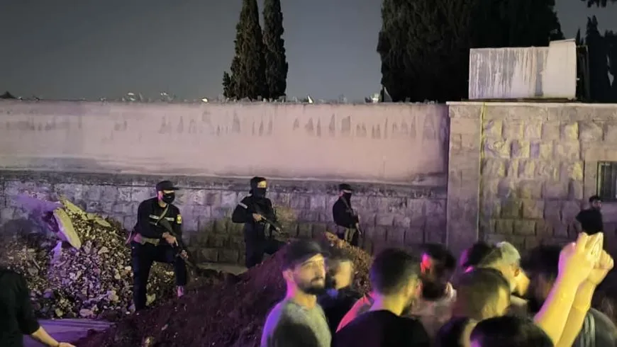 أهالي الشيخ مقصود والأشرفية يحتجون أمام الحواجز والسواتر على إغلاق الطرقات