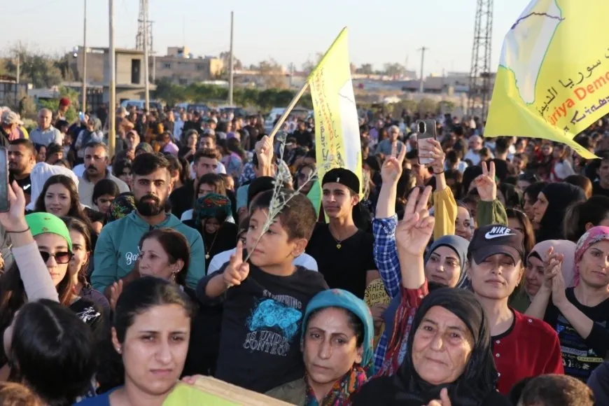 مسيرة حاشدة لمهجري عفرين والشهباء في الطبقة دعماً لمقاومة الشيخ مقصود والأشرفية