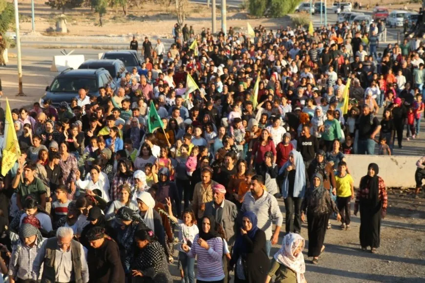 مسيرة حاشدة لمهجري عفرين والشهباء في الطبقة دعماً لمقاومة الشيخ مقصود والأشرفية